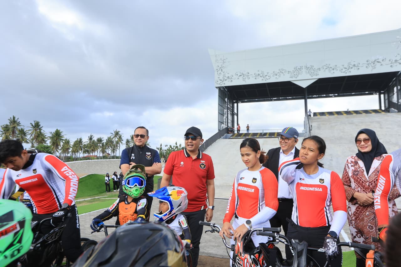 Timnas BMX Indonesia di sela latihan di Sirkuit BMX Banyuwangi. (Humas Pemkab Banyuwangi)