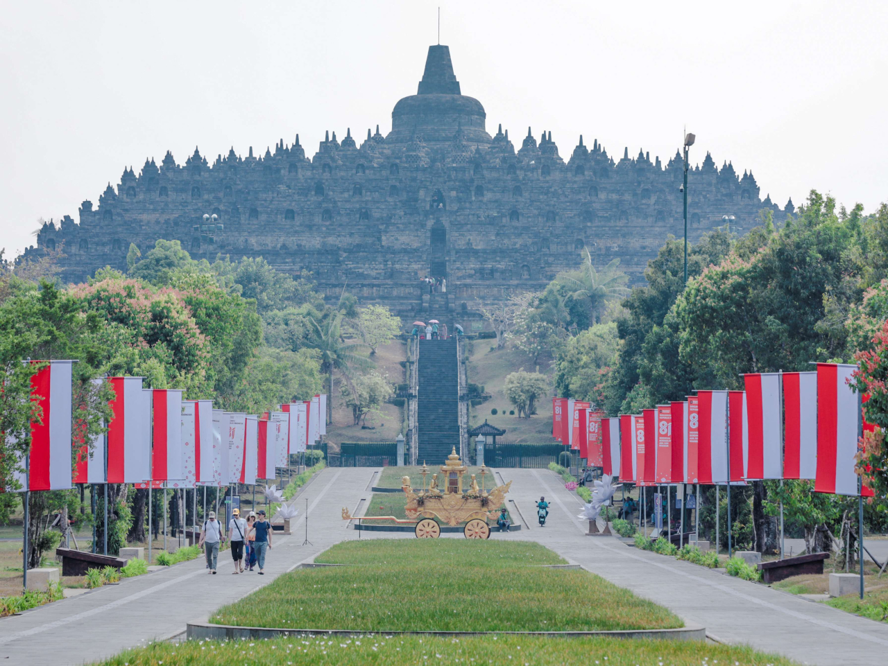 Ornamen merah-putih di kawasan Candi Borobudur jelang HUT ke 81 Kemerdekaan RI.