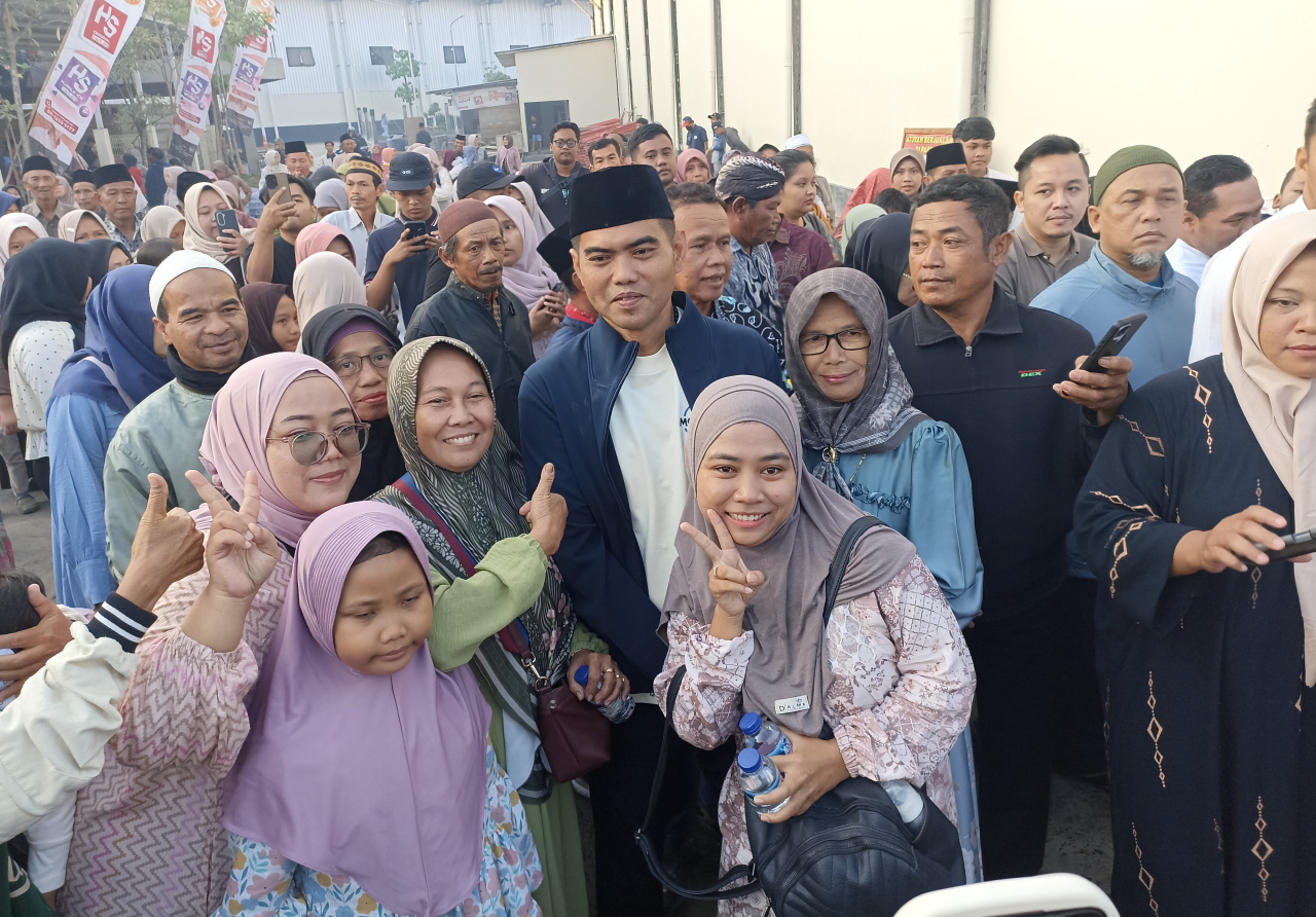 Pemberangkatan umrah karyawan pabrik rokok HS.