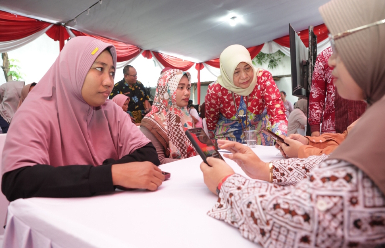 Warga Surabaya saat didata program Perlindungan Sosial (Perlinsos) Digital. (Humas Pemkot Surabaya)