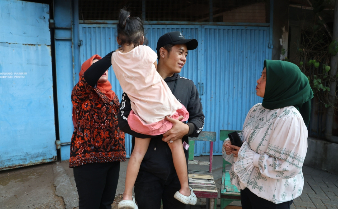 Seorang ayah menggendong anaknya yang sempat viral di Surabaya. (Humas Pemkot Surabaya)