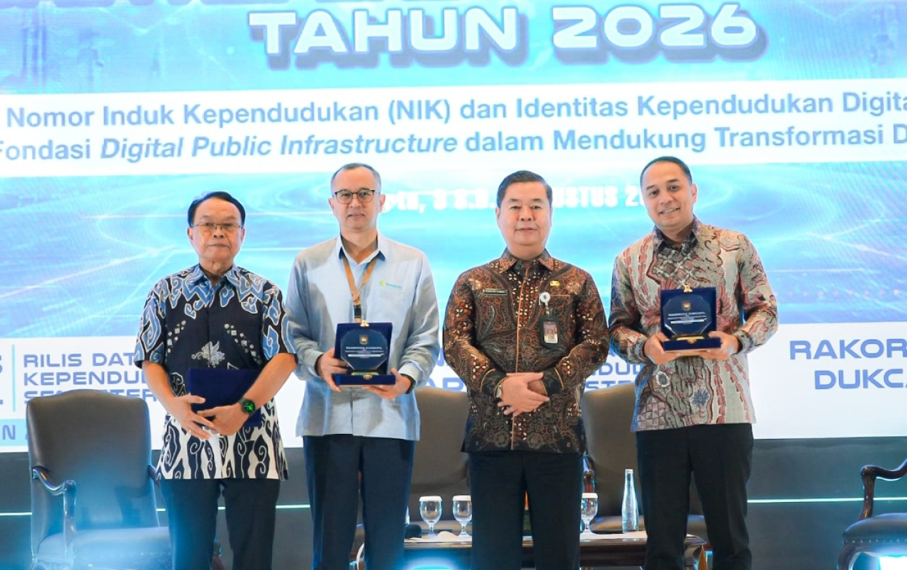Wali Kota Surabaya Eri Cahyadi (paling kanan) di sela menerima penghargaan Dukcapil Prima Award dari Kemendagri. (Humas Pemkot Surabaya)