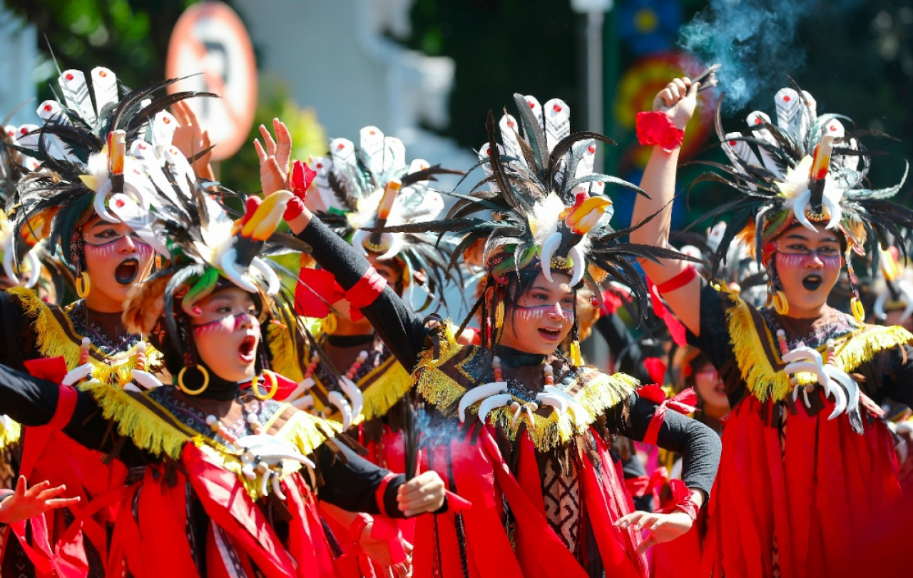 Pelajar di Banyuwangi saat merayakan HUT ke-81 Kemerdekaan RI dengan karnaval budaya nusantara. (Humas Pemkab Banyuwangi)