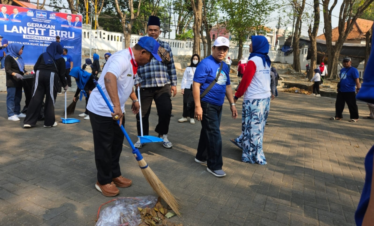 DPC Partai Demokrat Gresik menggelar aksi bersih-bersih di kawasan Taman Makam Pahlawan dan Makam Bupati Pertama Gresik. (Faizul/Jurnas.net)