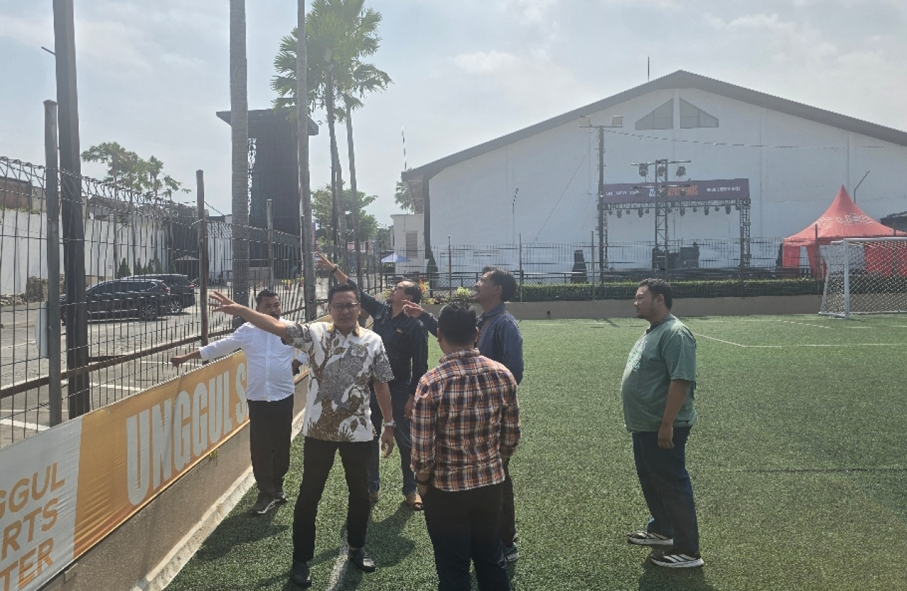 Ketua Pelaksana Bahlil Mini Soccer 2026, Arif Fathoni, saat meninjau venue Unggul Sport Center, Kabupaten Malang. (Insani/Jurnas.net)