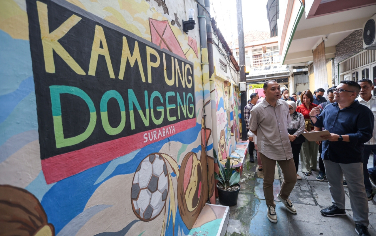 Wali Kota Surabaya Eri Cahyadi meninjau salah satu lingkungan RW di wilayahnya. (Humas Pemkot Surabaya)