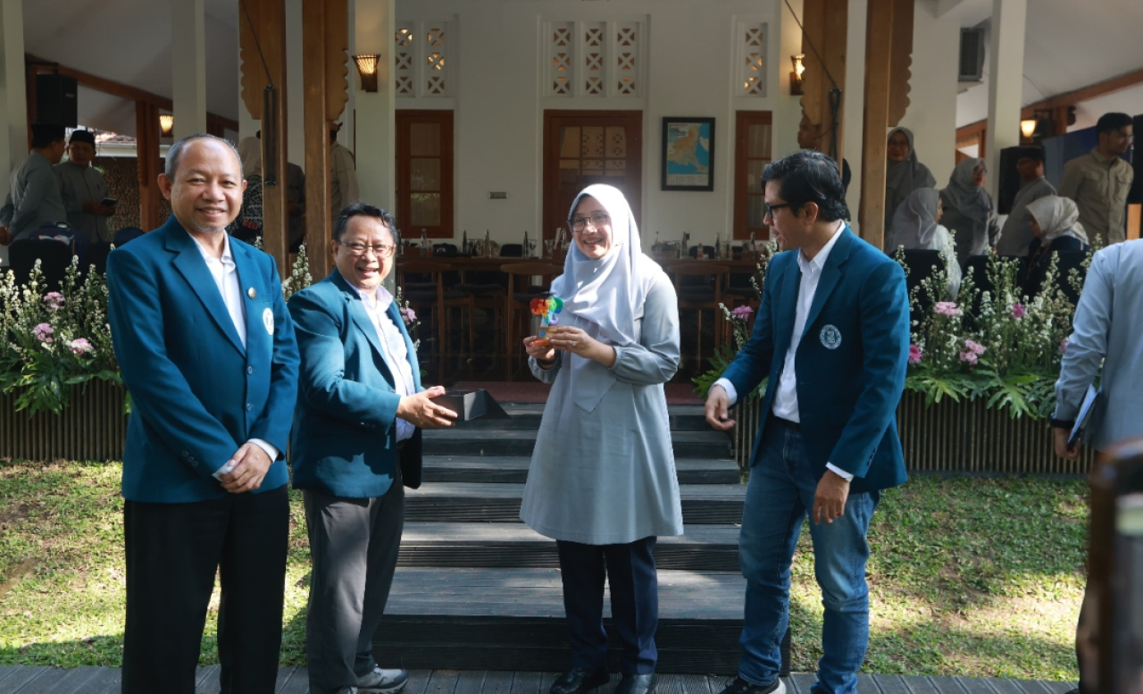 Bupati Banyuwangi Ipuk Fiestiandani bersama jajaran ITB. (Humas Pemkab Banyuwangi)