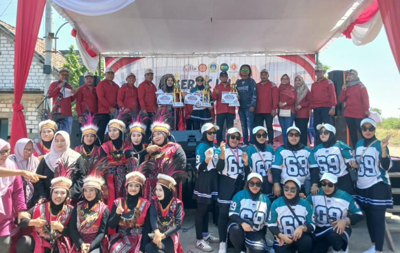 Kalangan pelajar hingga masyarakat umum usai Lomba Gerak Jalan Sumengko-Gredek. (Faizul/Jurnas.net)