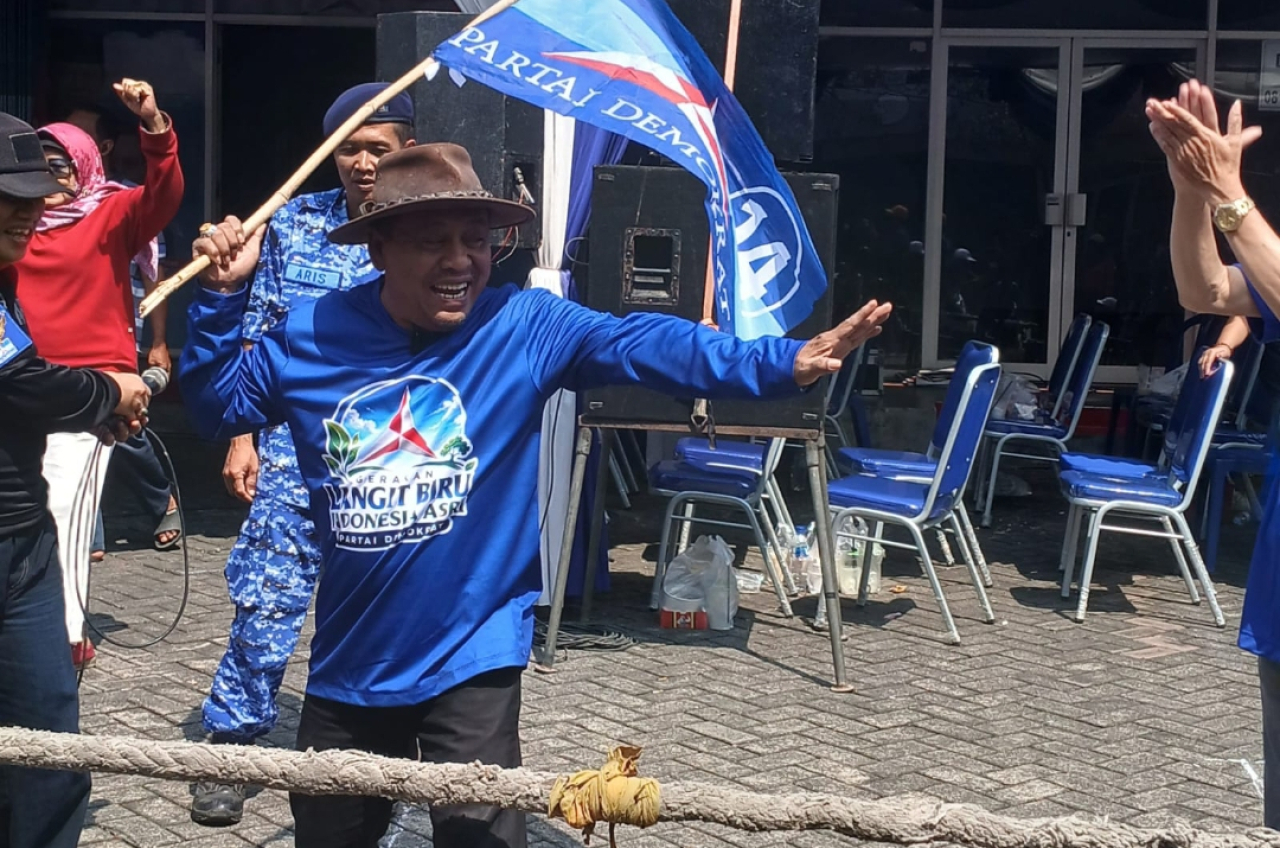 Ketua DPC Demokrat Gresik Samwil saat membuka lomba rakyat di Halaman Kantor DPC Demokrat Gresik. (Istimewa)