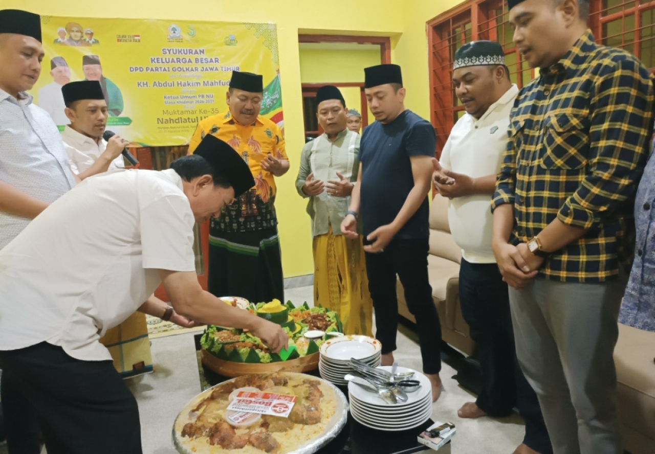 Pengurus DPD Partai Golkar Jatim saat menggelar tasyakuran terpilihnya KH Abdul Hakim Mahfudz atau Gus Kikin sebagai Ketum PBNU. (Insani/Jurnas.net)