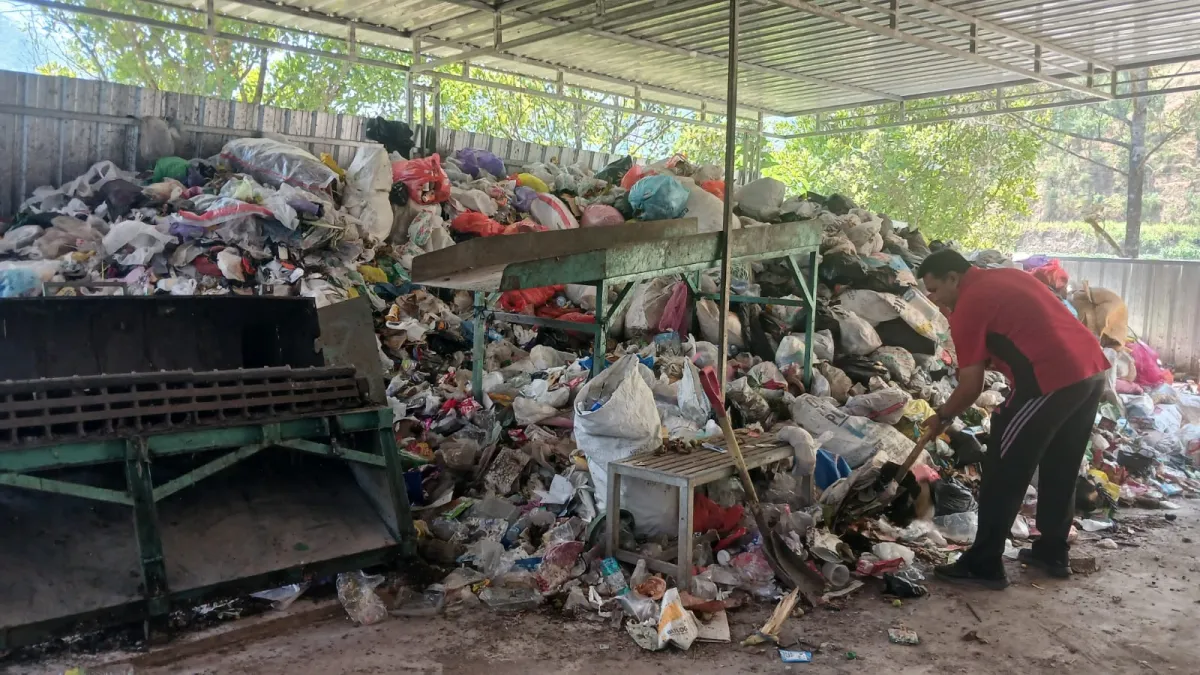 Pengolahan sampah di bank sampah Desa Tempur, desa binaan PT PLN (Persero) UIK Tanjung Jati B (Jurnas.net)