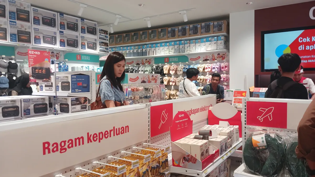Pengunjung AZKO memilih barang yang akan dibeli (Jurnas.net)