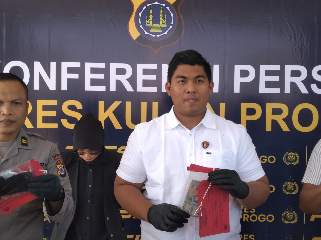 Kepala Satuan Reserse Kriminal Polres Kulon Progo, Iptu Faisal Amri menunjukkan barang bukti.