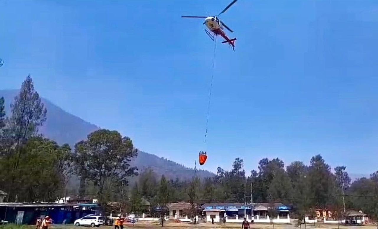 Helikopter water bombing diterjunkan untuk padamkan karhutla kawasan Ijen Banyuwangi. (Humas Pemkab Banyuwangi)