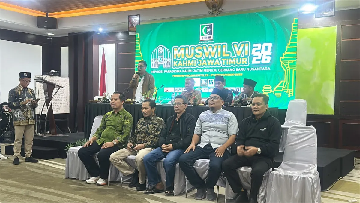 Lutfi J. Kurniawan (baju hitam tengah) meraih suara terbanyak sebagai Presidium MW KAHMI Jawa Timur. (Dok: Jurnas.net)