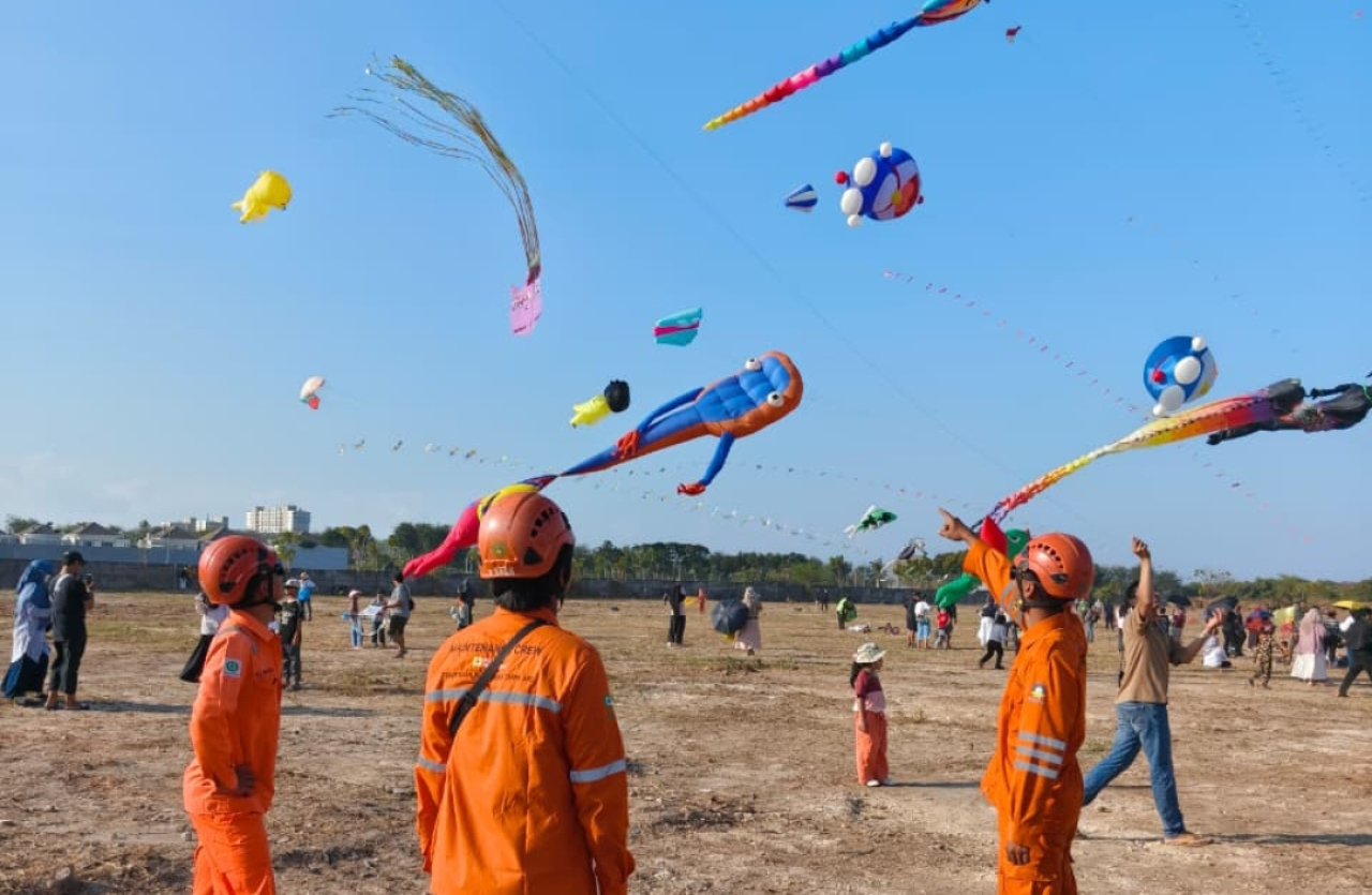 Festival layang-layang pada event Surabaya Kite Festival 2026. (Humas PLN UIT JBM)