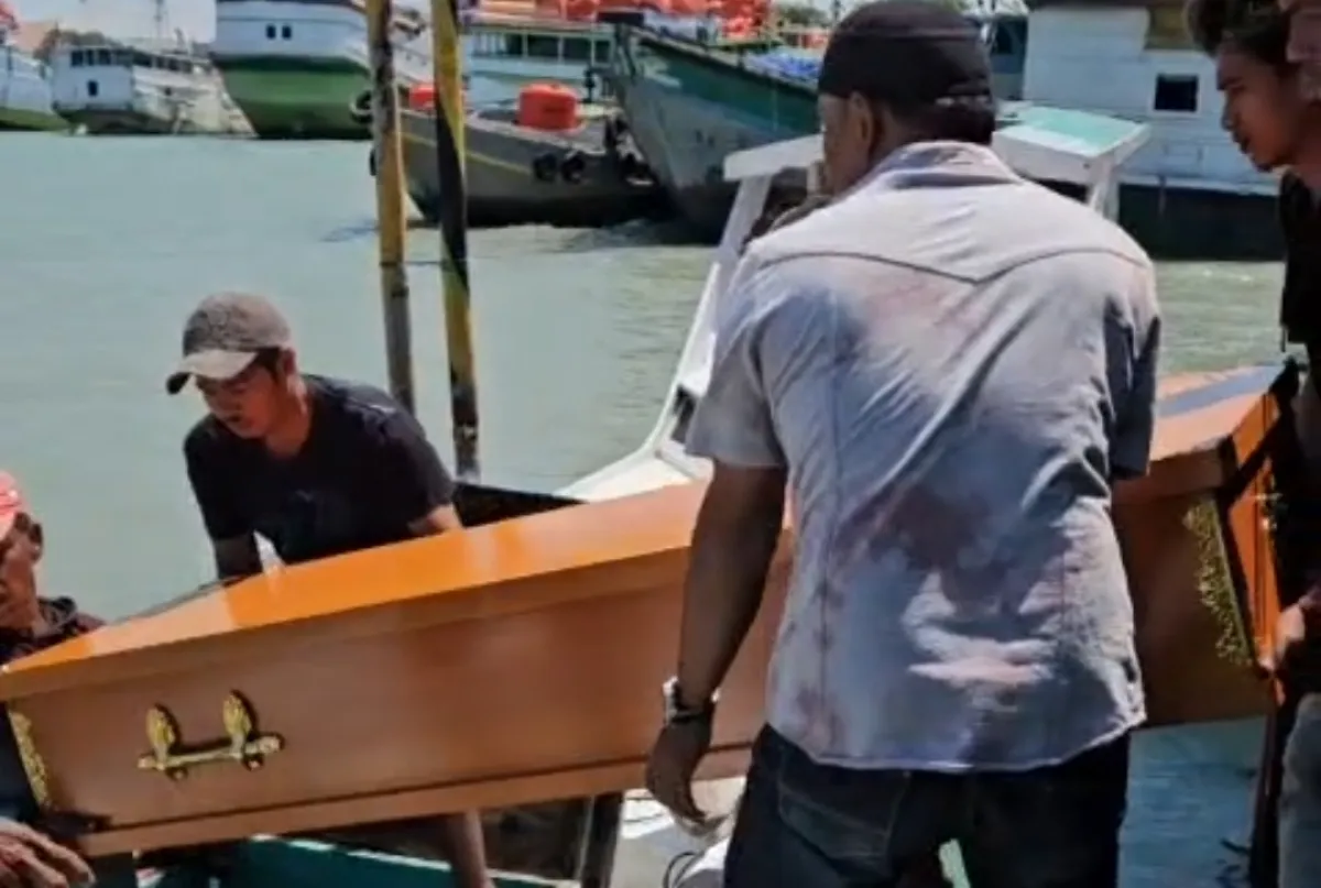Pelayaran ke Bawean Lumpuh Akibat Cuaca Buruk, Jenazah Dipulangkan Pakai Perahu Nelayan