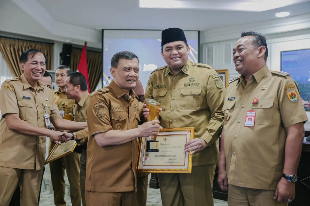 Wakil Bupati Jepara, Muhammad Ibnu Hajar, menerima penghargaan dari Gubernur Jawa Tengah, Ahmad Lutfi (Dok. Diskominfo Jepara)