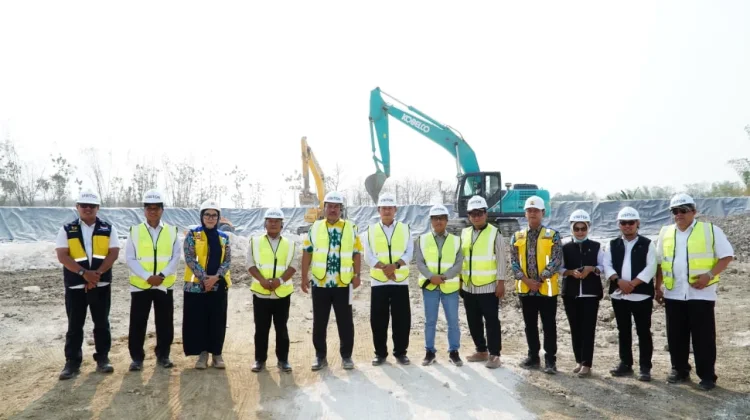 Bupati Lamongan, Yuhronur Efendi mendampingi anggota DPR RI Komisi V Fraksi Partai Golkar, Ali Mufthi, dan anggota DPR RI Komisi VI, Achmad Labib saat melakukan monitoring dan evaluasi (monev) pembangunan TPST Dadapan di Kabupaten Lamongan