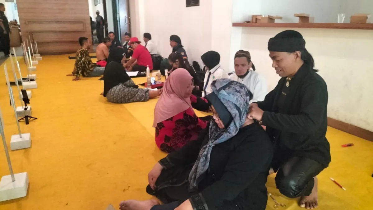 Masyarakat antusias ikut pengobatan gratis di DPD Partai Golkar Jawa Timur. (Insani/Jurnas.net)