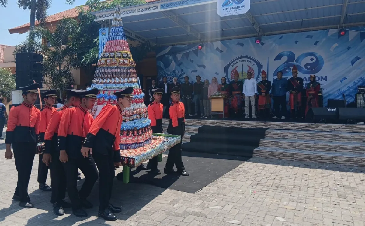 Karnaval dan tumpeng raksasa menjadi bagian kemeriahan HUT ke-20 SMAN 1 Kebomas, Gresik. (Faizul/Jurnas.net)