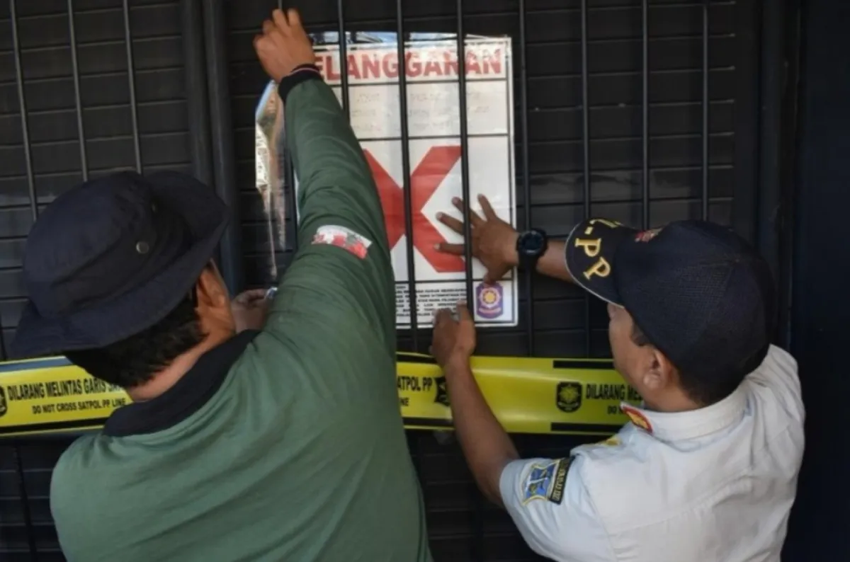 Satpol PP Surabaya Segel 5 Toko Miras, Karena Jual Alkohol Eceran hingga ke Anak-anak