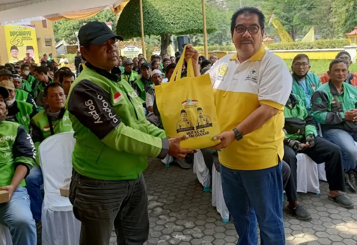 HUT ke-62 Golkar, Golkar Jatim Salurkan 1.000 Paket Sembako dan Gelar Pengobatan Gratis