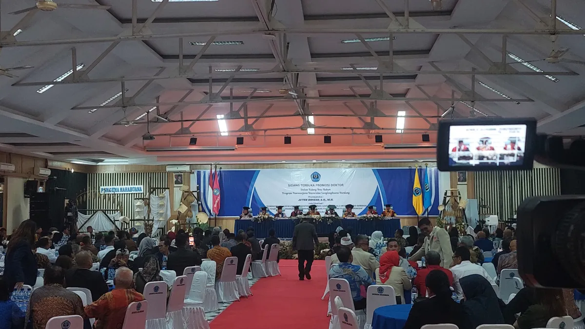 Jutek Bongso Raih Gelar Doktor, Disertasi Soroti Masa Depan Organisasi Advokat