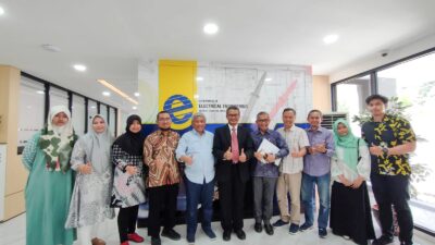 Ayah dan Anak Kompak Lulus Bersama di ITS