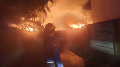 Gudang Botol di Bekasi Ludes Terbakar, Kerugian Capai Rp15 Miliar