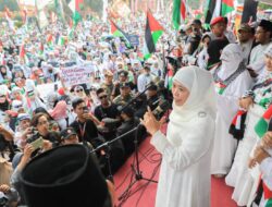 Pimpin Aksi Bela Palestina, Khofifah Ajak Masyarakat Dukung Lewat Doa dan Donasi