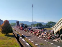 Gegara Gaji 6 Bulan Tak Dibayar, Petugas Kebersihan Buang Sampah di Kantor Bupati Seram Barat