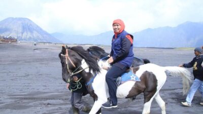 Respon Khofifah Soal Wisata Bromo Dinobatkan Jadi Taman Nasional Tercantik di Dunia