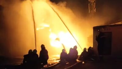 29 Mobil Damkar Diterjunkan Padamkan Gudang Tiner di Surabaya