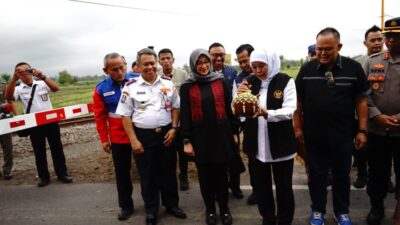 Khofifah Resmikan Pintu Perlintasan dan Pos Jaga Kereta Api di Banyuwangi