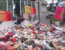 Tak Ditemui Bupati Sidoarjo, Petugas Kebersihan Buang Sampah di Pendopo Delta