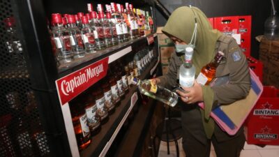 Satpol PP Surabaya Sita Penjualan Minuman Alkohol Tak Sesuai Izin