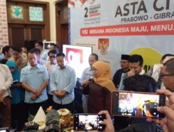 Khofifah Potong Tumpeng Rayakan Kemenangan Prabowo-Gibran di Pilpres 2024