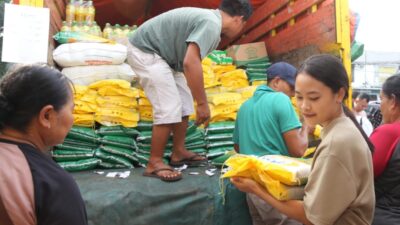 Warga Banyuwangi Antusias Berburu Sembako di Operasi Pasar Murah