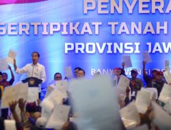 Jokowi Serahkan 10 Ribu Sertifikat Tanah Elektronik TORA ke Warga Banyuwangi