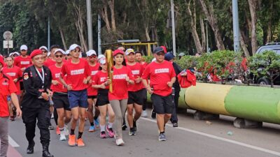 Sekjen Hasto Pimpin Pawai Obor Api Perjuangan Menuju Arena Rakernas V PDIP di Ancol