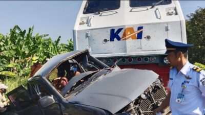 Kereta Api Tabrak Mobil Rombongan Kiai dan Nyai Pondok Sidogiri di Pasuruan