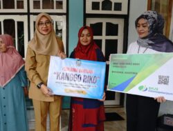 Perempuan Kepala Keluarga di Banyuwangi Dapat Bantuan Kanggo Riko Dilengkapi BPJS Ketenagakerjaan