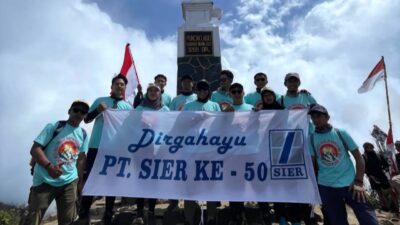 Karyawan SIER Rayakan HUT Emas dengan Pendakian di Puncak Gunung Lawu