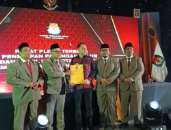 Eri Cahyadi Hadir Tanpa Armuji Saat Ditetapkan Sebagai Pemenang Pilkada Surabaya, Ada Keretakan?