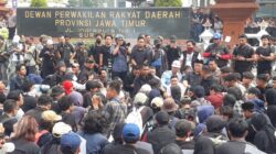 Aksi Indonesia Gelap di Surabaya Tuntut Prabowo Revisi UU dan Transparansi Anggaran 