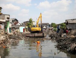 Ratusan Bangli di Bantaran Sungai Kalianak Ditertibkan Untuk Cegah Banjir di Surabaya