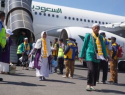 Dua Kloter Perdana Debarkasi Surabaya Tiba di Tanah Air
