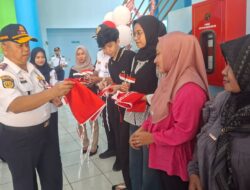 Semarak HUT RI: Dishub Jatim Tebar Ribuan Bendera Merah Putih di Pelabuhan Paciran