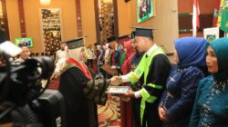 Berprestasi di Bidang Olahraga, Dua Peserta Wisuda Dapat Penghargaan Dari Rektor UISU